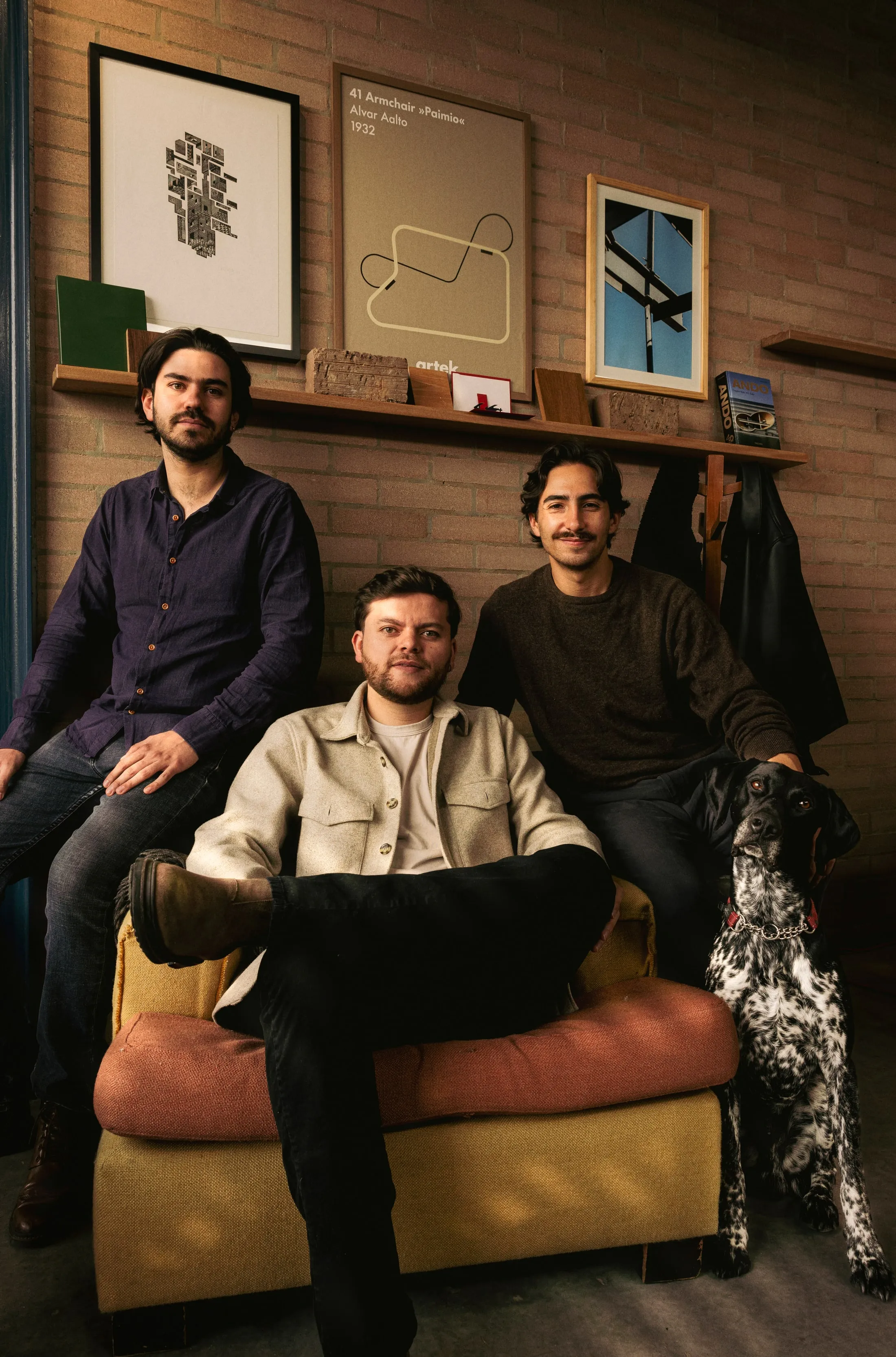 Los tres socios de Taller de Tres en el taller